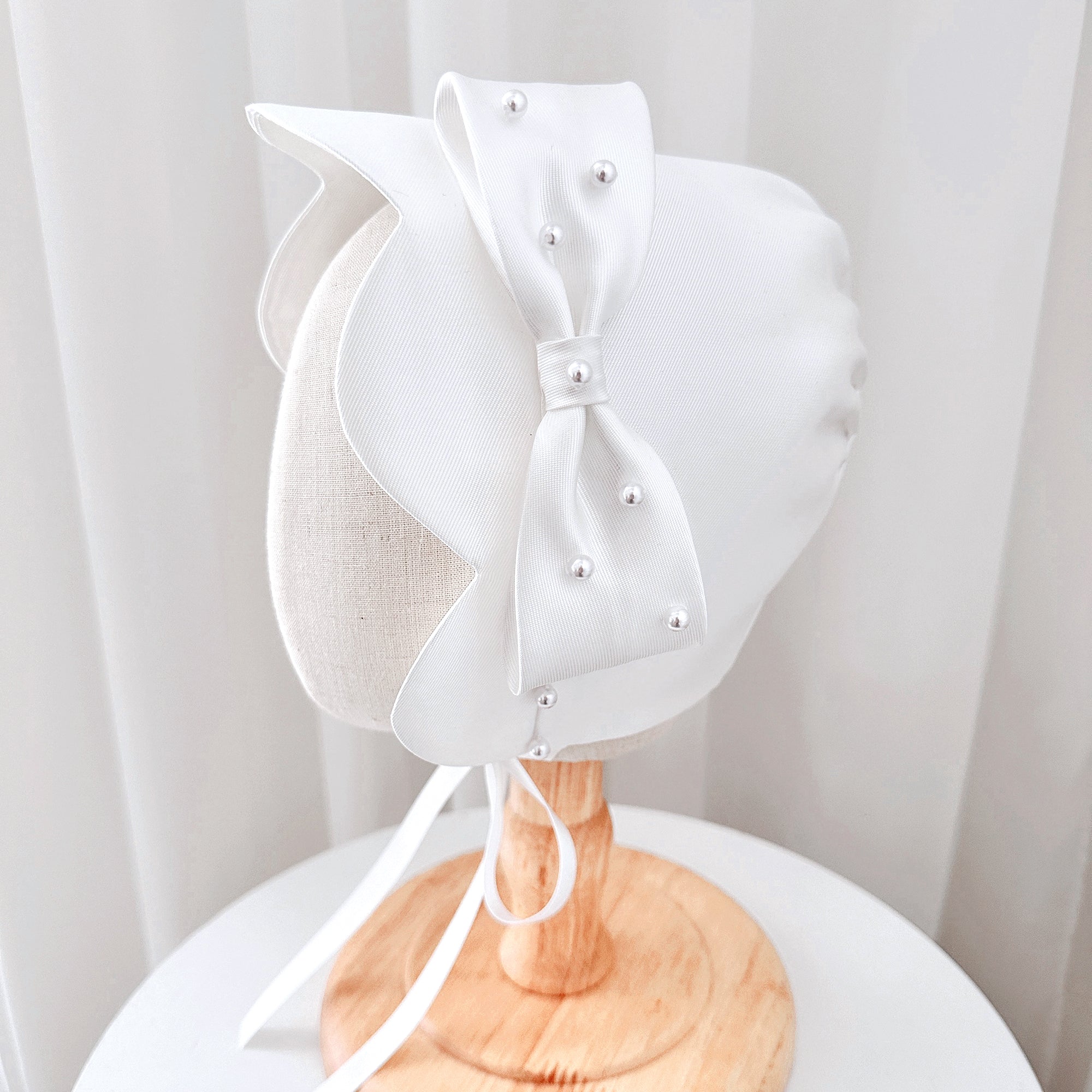 Bebek Doğum Günü Şapkası Beyaz Fiyonk İnci Kız Elbise Şapkası